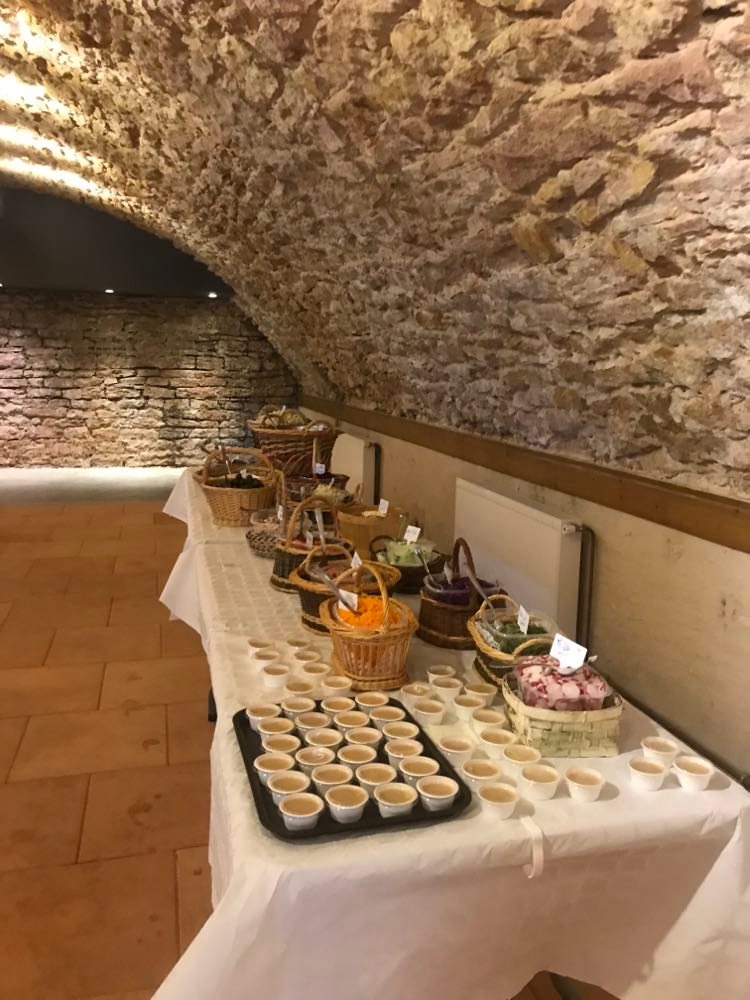 Buffet sous les voûtes en pierre