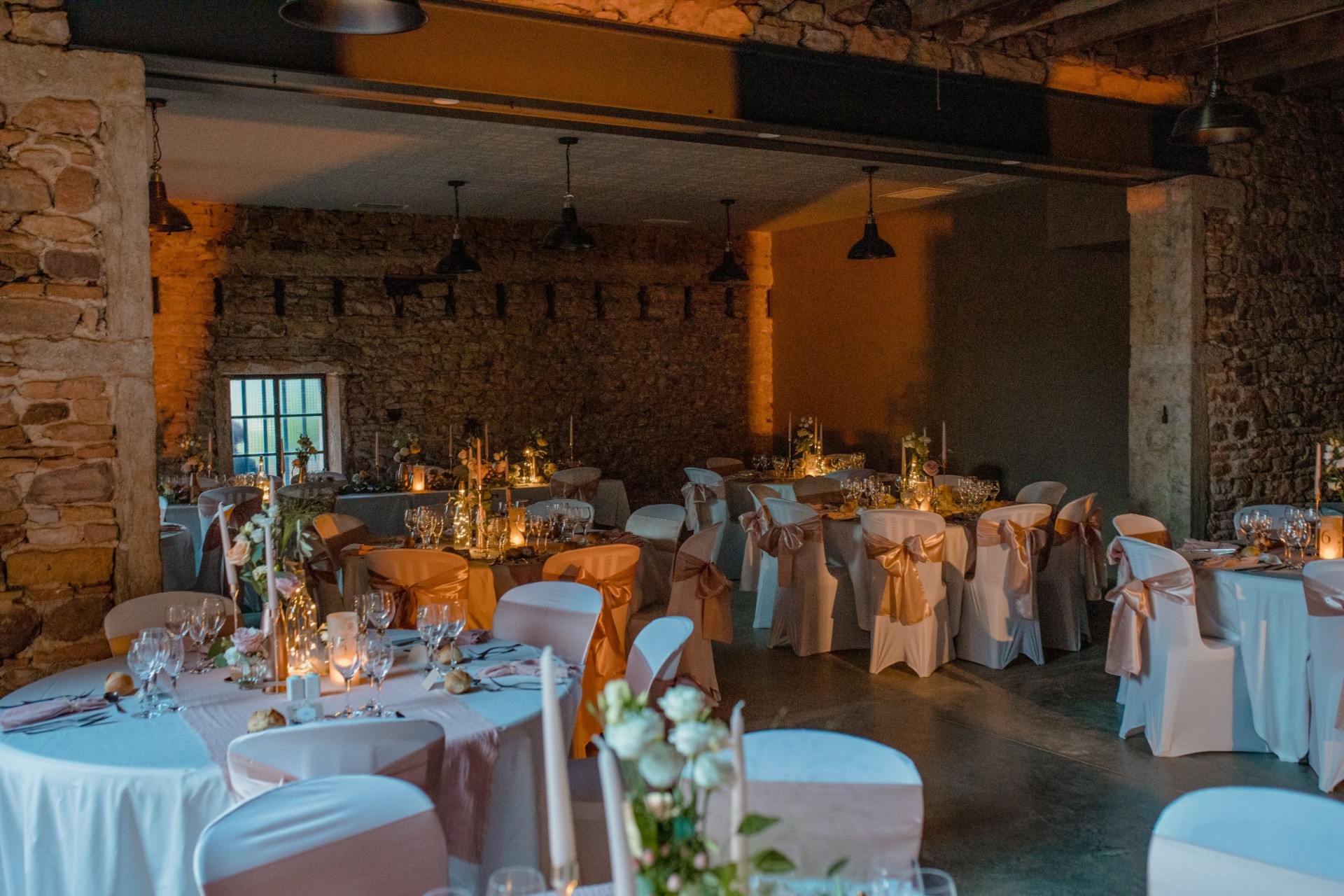 Tables dressées en soirée