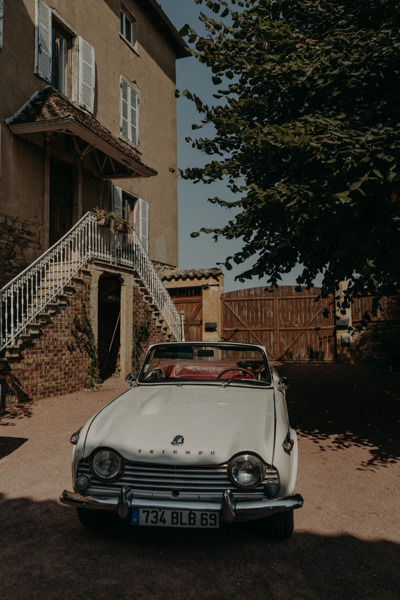 Voiture vintage dans la cour