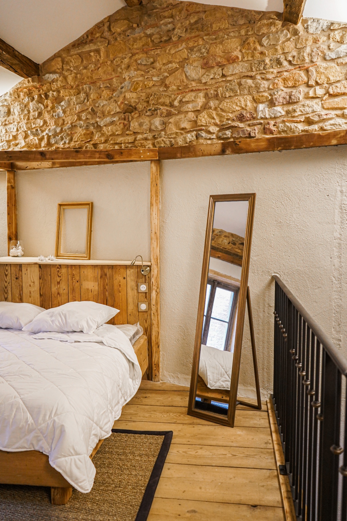 Chambre du gîte — pierres dorées et poutres apparentes