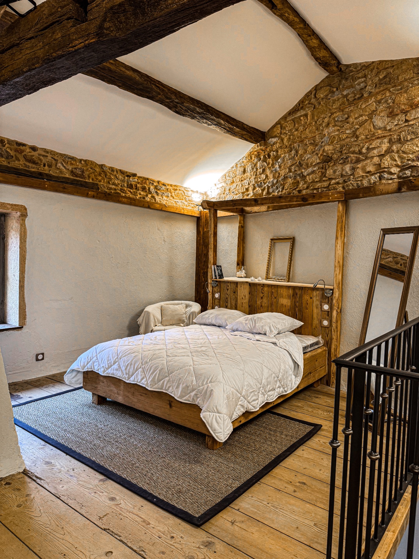 Vue d'ensemble du gîte Le four à pain — poutres, pierres dorées et lit king-size