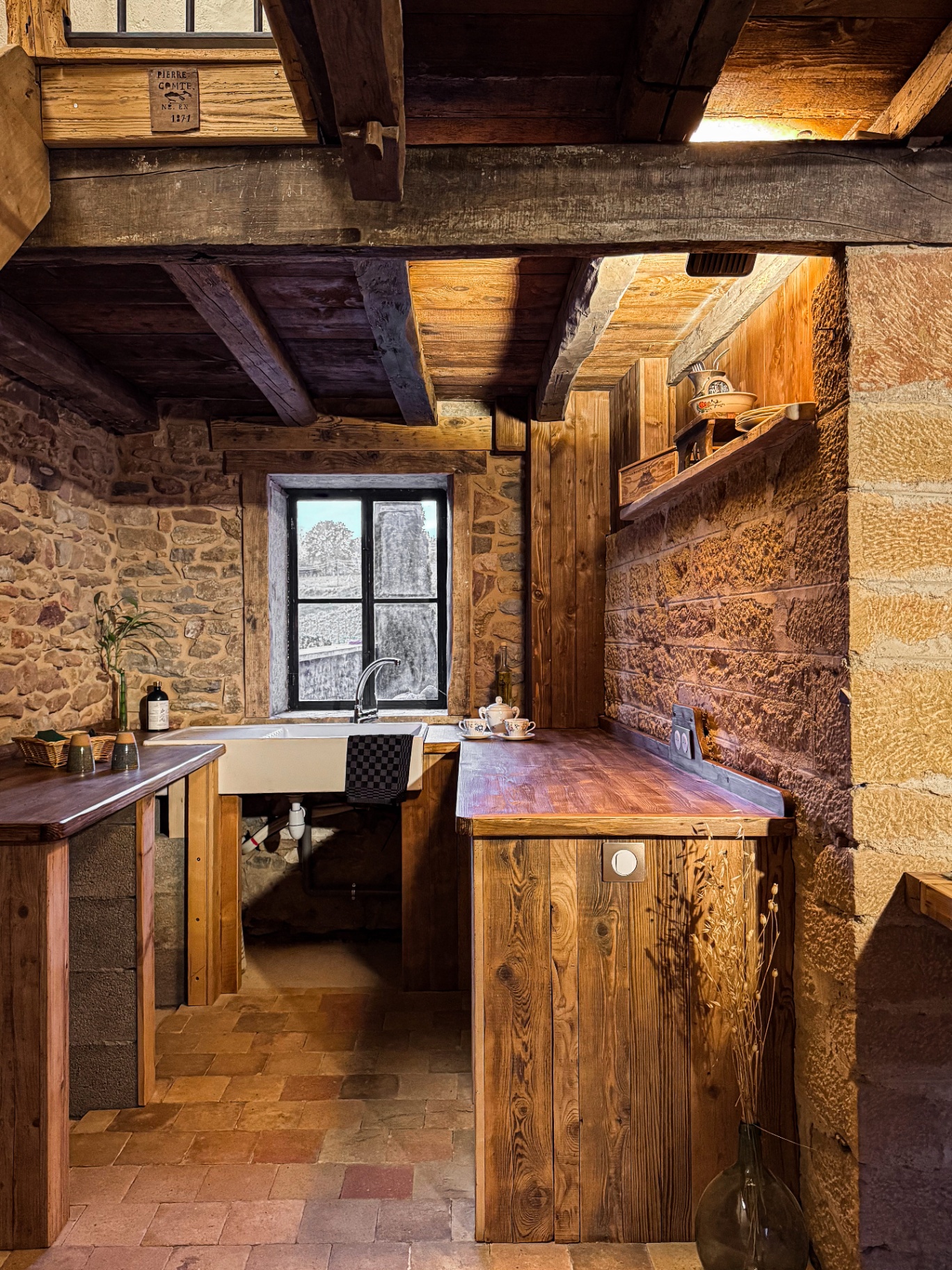 Cuisine en pierres et bois — charme authentique