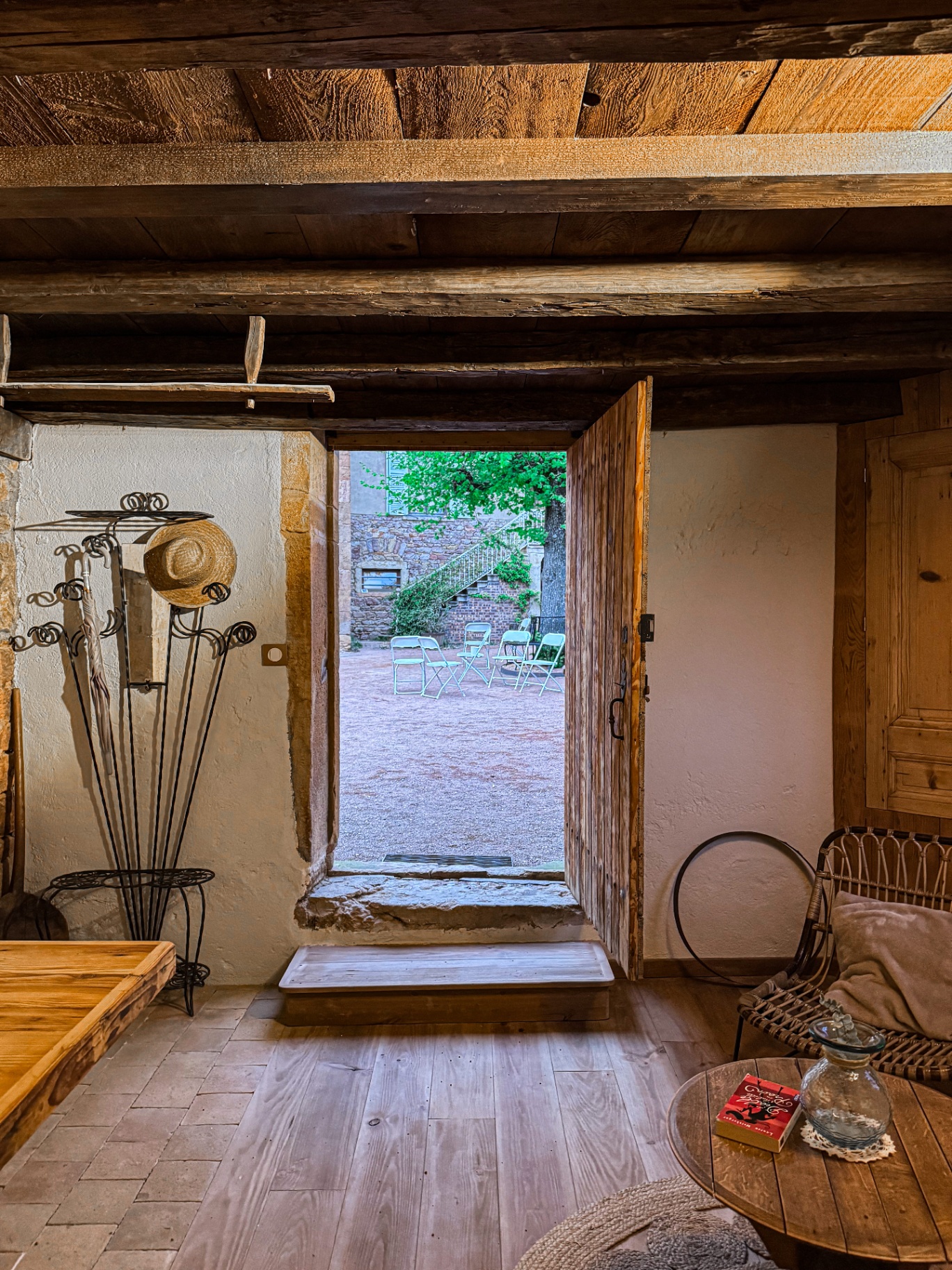 Entrée du gîte — vue sur la cour du domaine